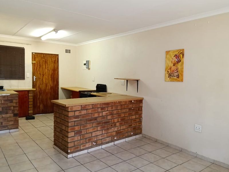 Spacious Two-Bedroom Garden Cottage - Photo 9