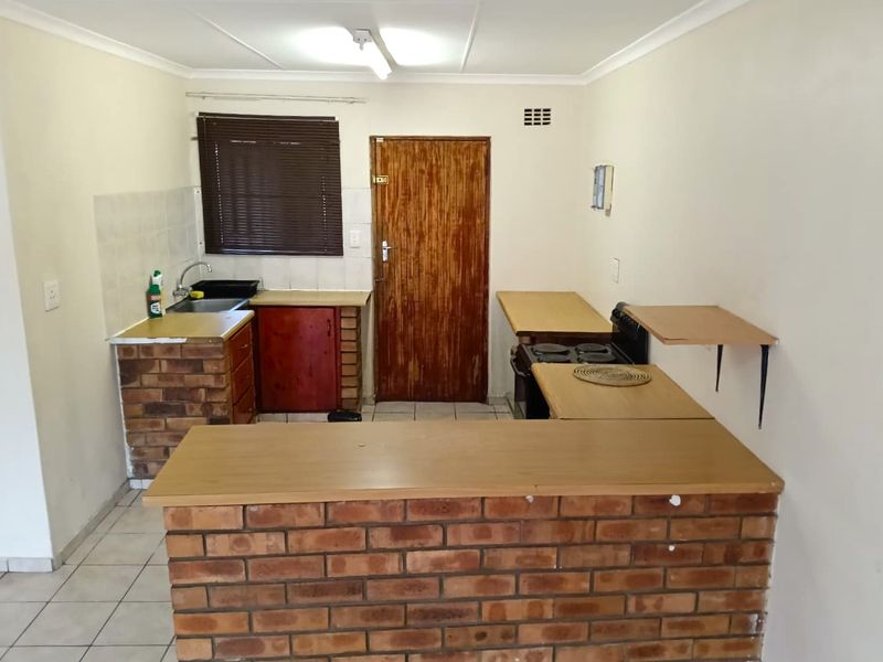 Spacious Two-Bedroom Garden Cottage - Photo 8