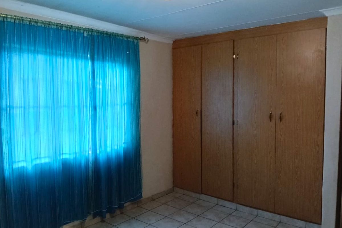 Spacious Two-Bedroom Garden Cottage - Photo 5