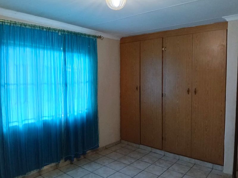Spacious Two-Bedroom Garden Cottage - Photo 5