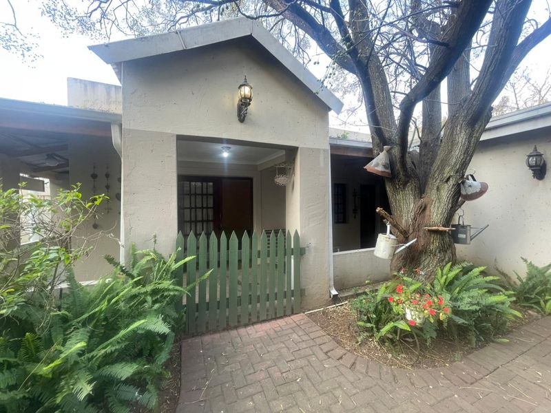 Fully Furnished 1-Bedroom Cottage with Flexible Space - Photo 1