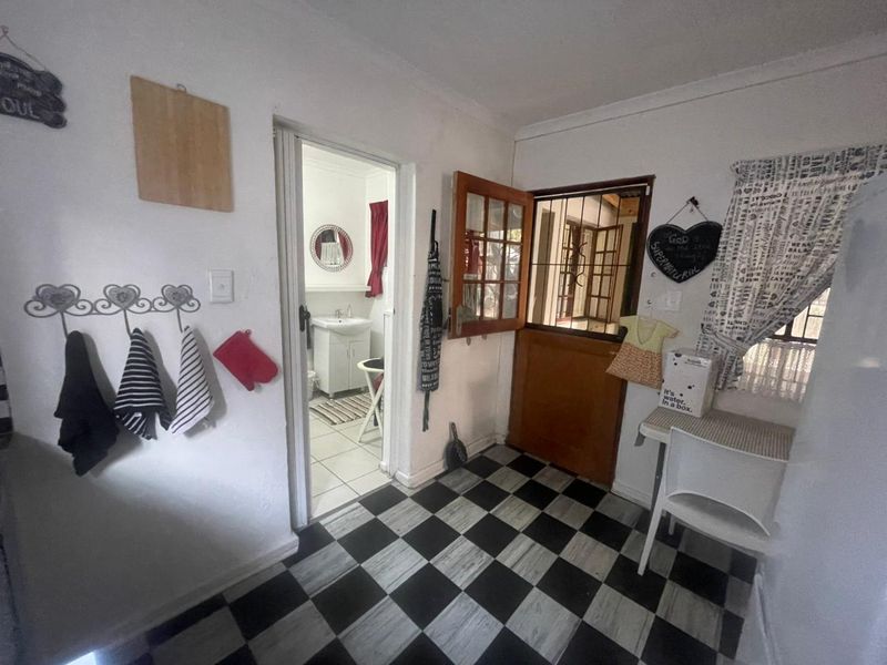Fully Furnished 1-Bedroom Cottage with Flexible Space - Photo 6