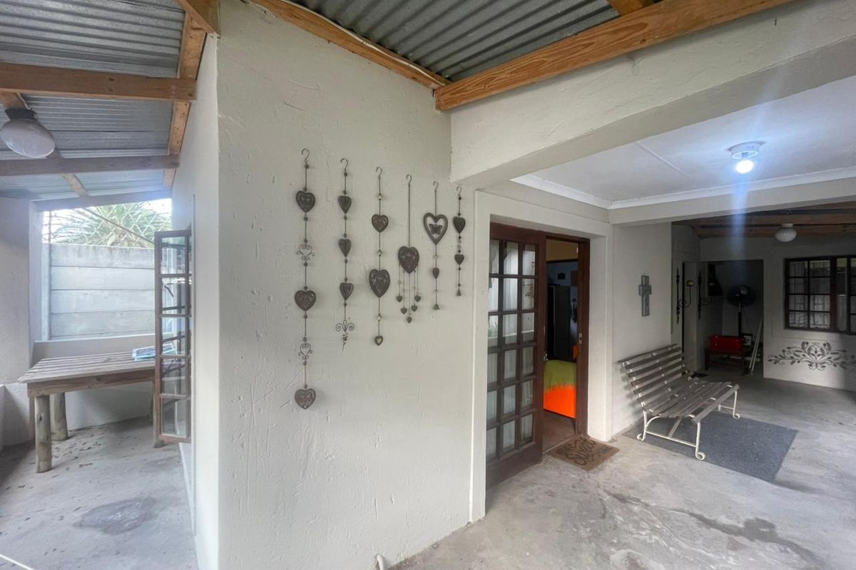 Fully Furnished 1-Bedroom Cottage with Flexible Space - Photo 2