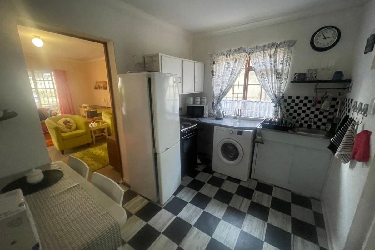 Fully Furnished 1-Bedroom Cottage with Flexible Space - Photo 5
