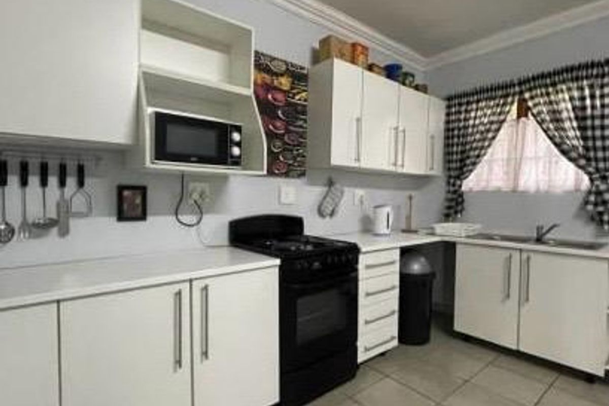 Neat 2-Bedroom Home with Open-Plan Living - Photo 4