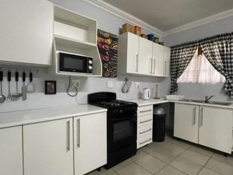 Neat 2-Bedroom Home with Open-Plan Living - Photo 4