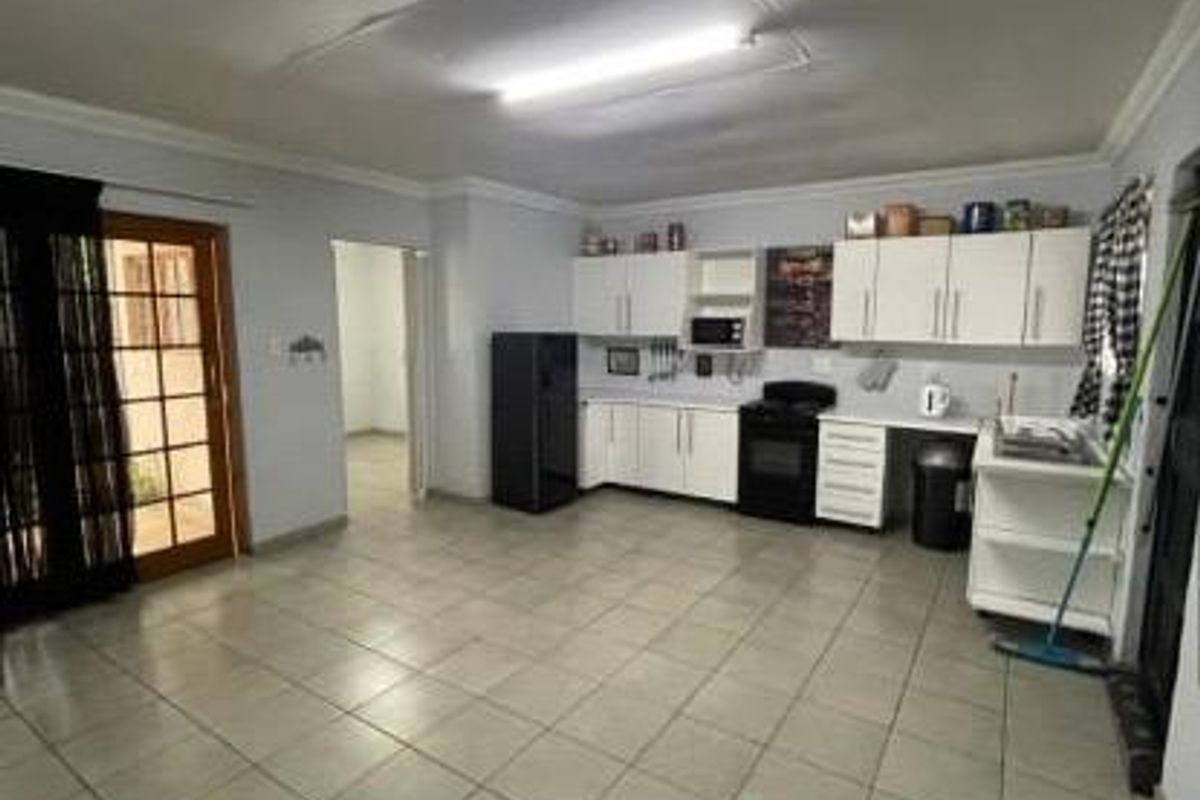 Neat 2-Bedroom Home with Open-Plan Living - Photo 3