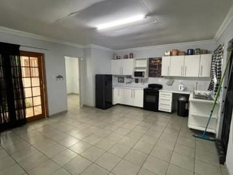 Neat 2-Bedroom Home with Open-Plan Living - Photo 3