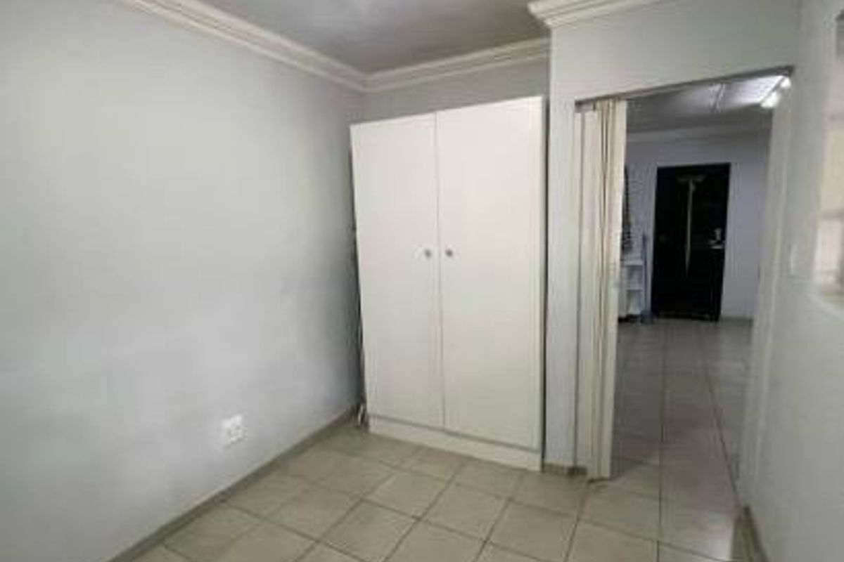 Neat 2-Bedroom Home with Open-Plan Living - Photo 5