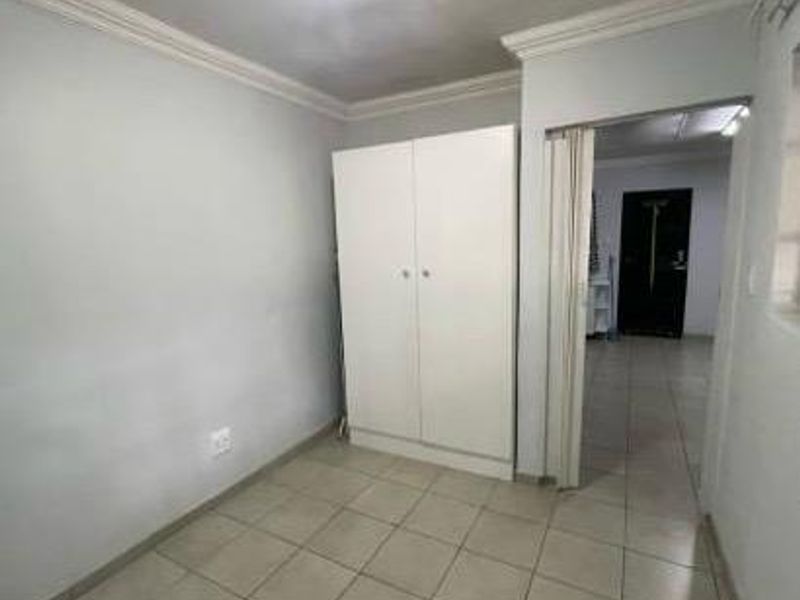 Neat 2-Bedroom Home with Open-Plan Living - Photo 5