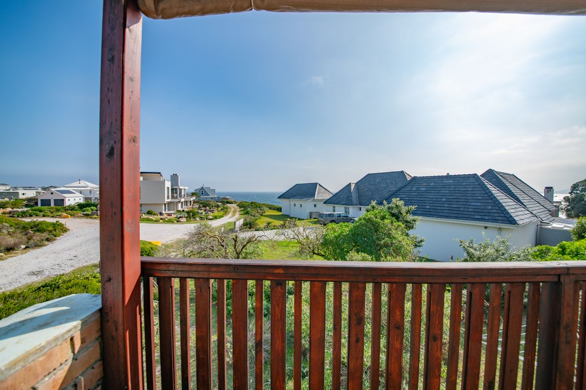 6 Bedroom Point Property in Pringle Bay for Sale - Photo 4