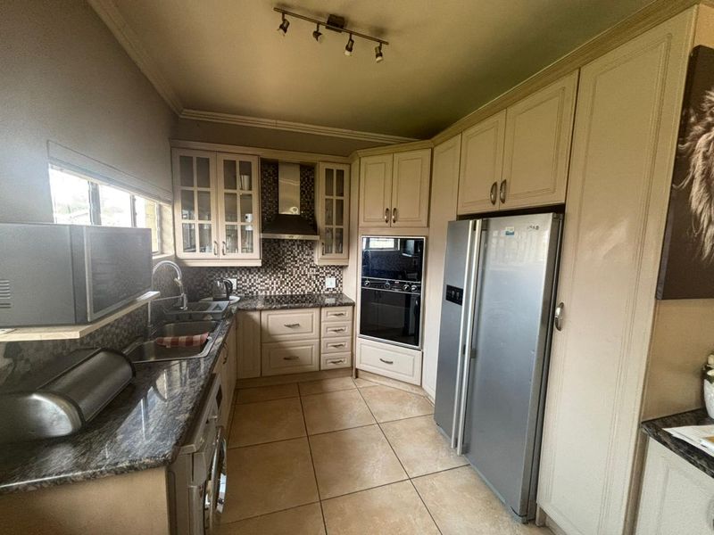 Spacious 4-bedroom, 3-bath home. - Photo 5