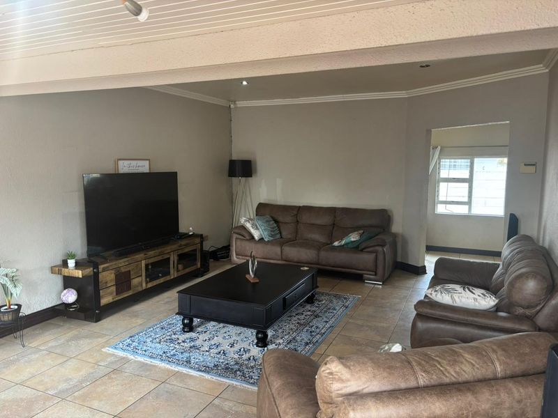 Spacious 4-bedroom, 3-bath home. - Photo 8