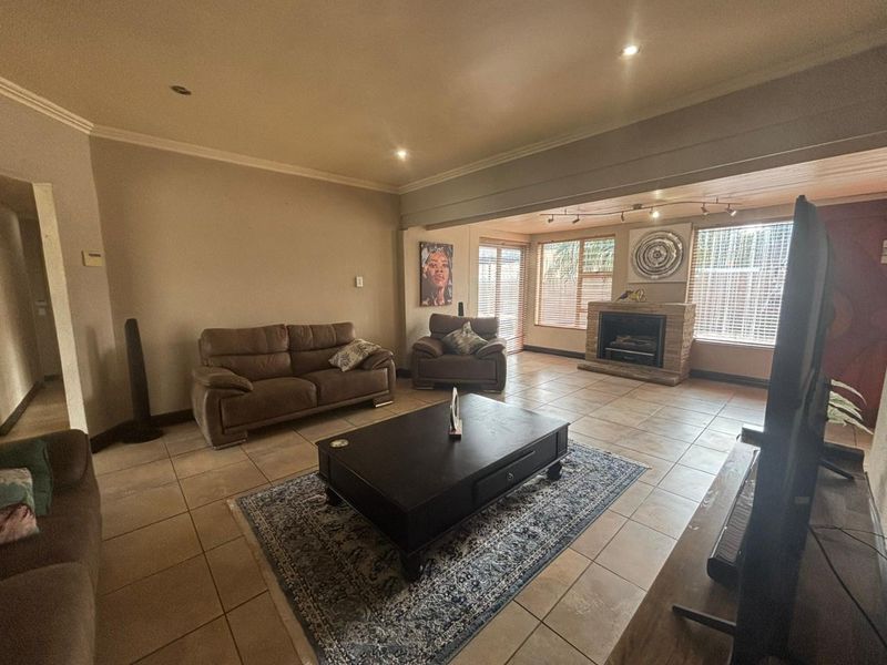 Spacious 4-bedroom, 3-bath home. - Photo 7