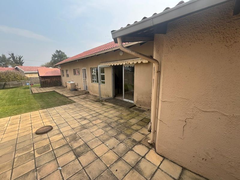 Spacious 4-bedroom, 3-bath home. - Photo 3