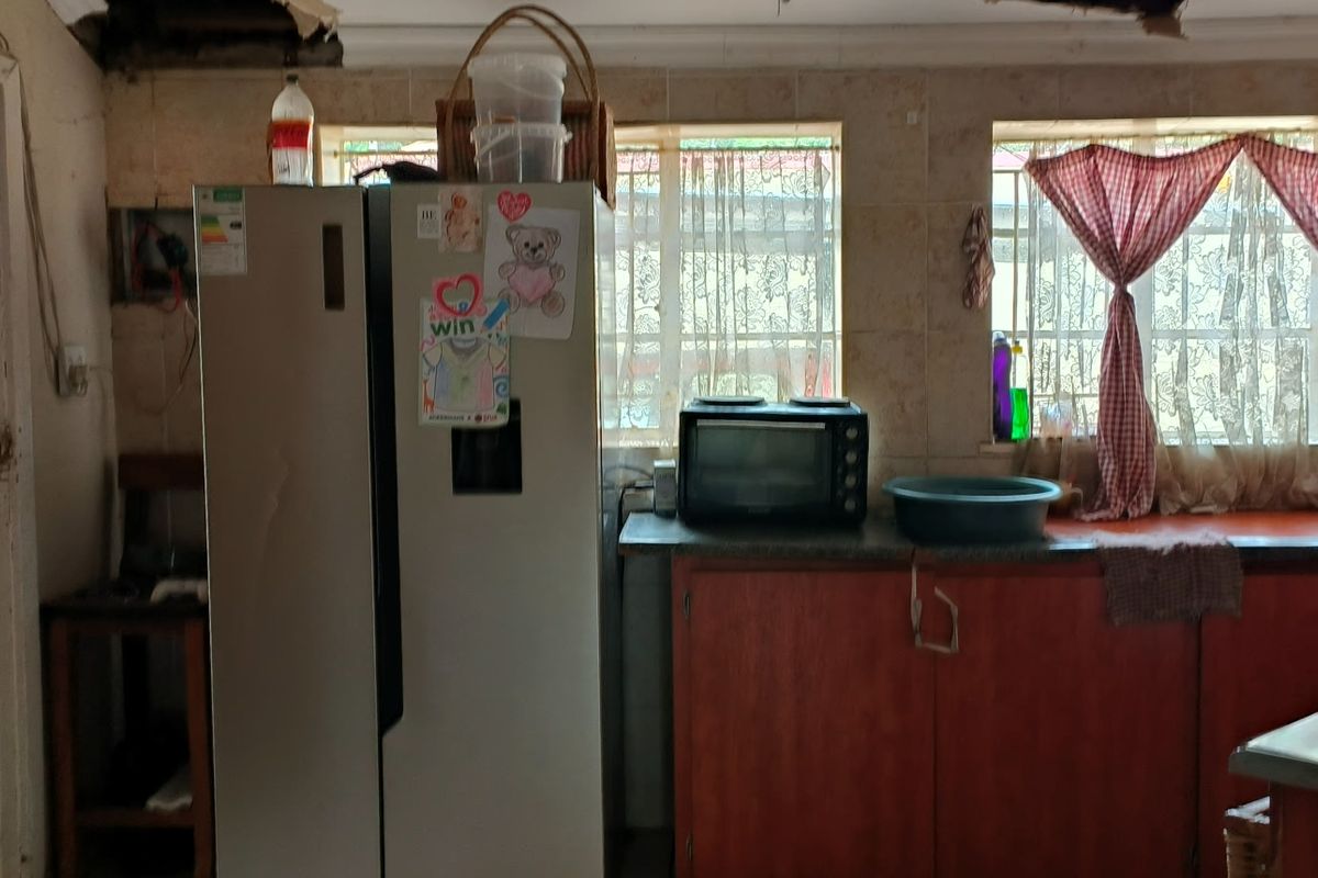 3 Bedroom FOR SALE To Redesign & Renovation Opportunity Turn Potential into A Dream Home and Profit - Photo 3