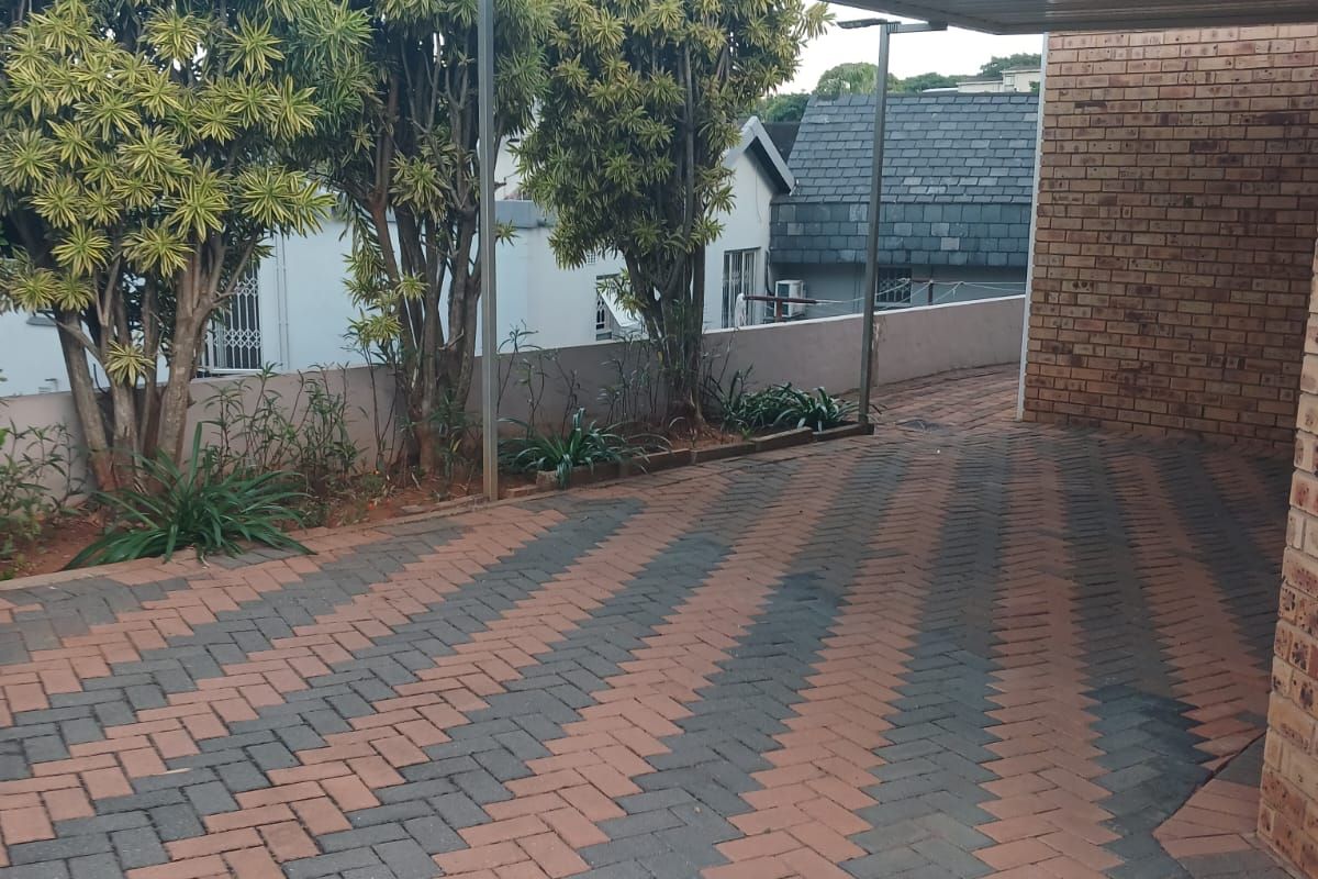 Up Market 2 Bedroom Apartment R8500 - Photo 2