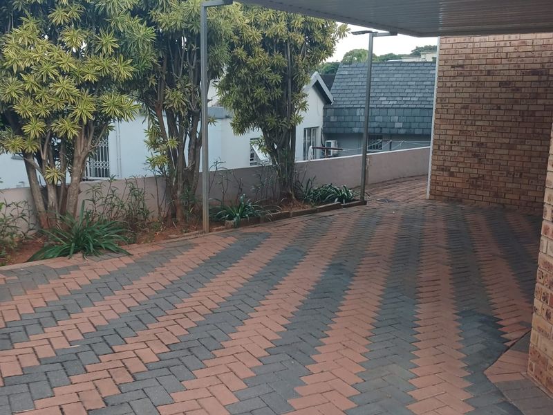 Up Market 2 Bedroom Apartment R8500 - Photo 2