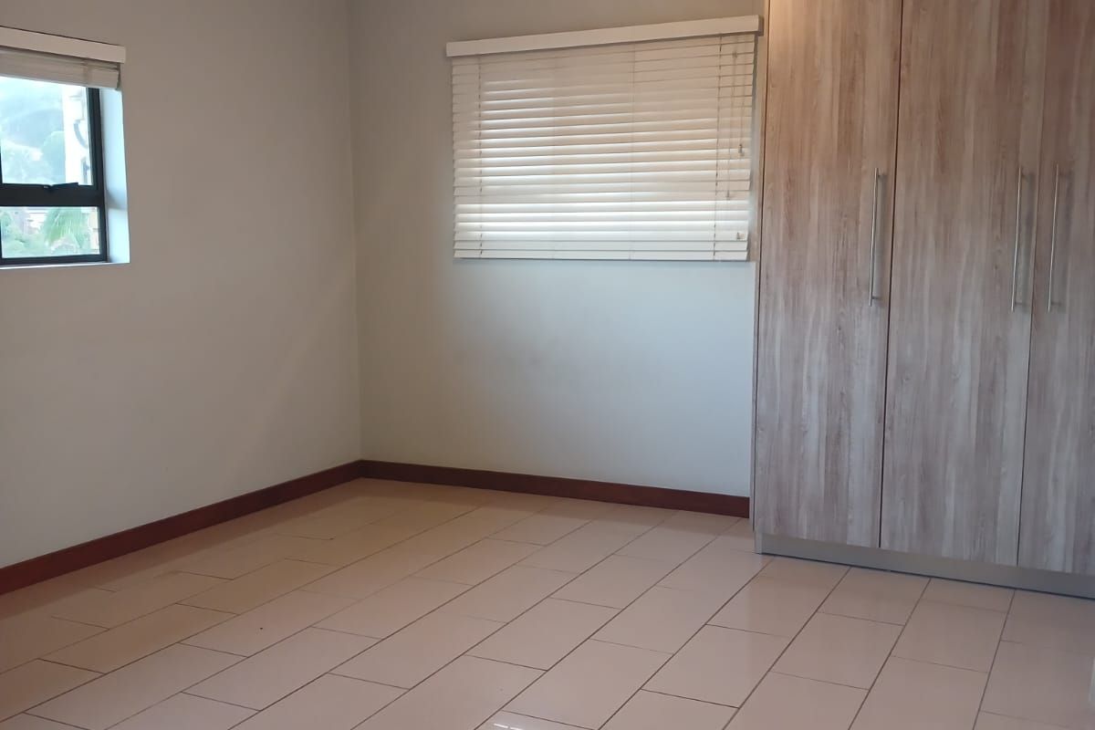 Up Market 2 Bedroom Apartment R8500 - Photo 5