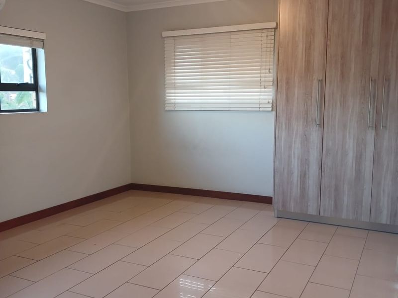 Up Market 2 Bedroom Apartment R8500 - Photo 5