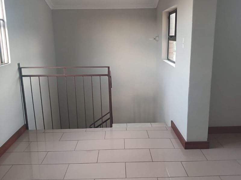 Up Market 2 Bedroom Apartment R8500 - Photo 9