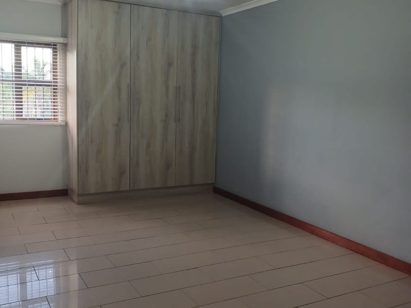 Up Market 2 Bedroom Apartment R8500 - Photo 6