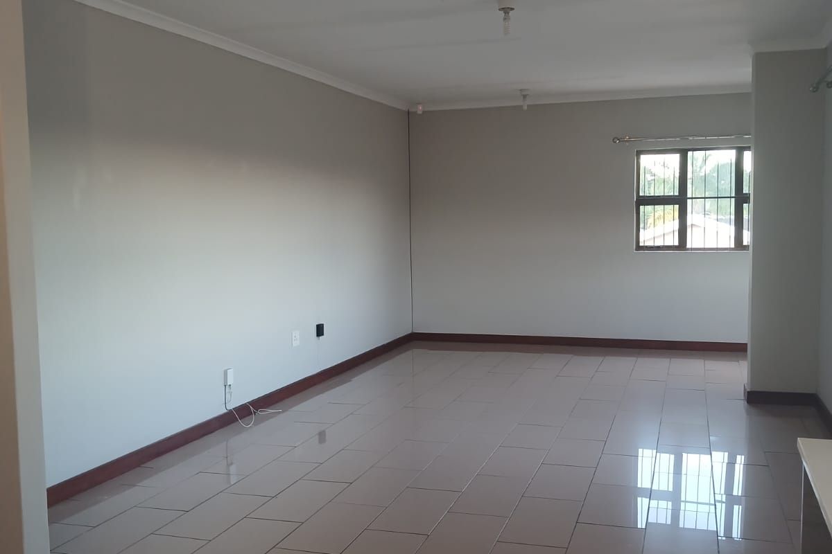Up Market 2 Bedroom Apartment R8500 - Photo 4
