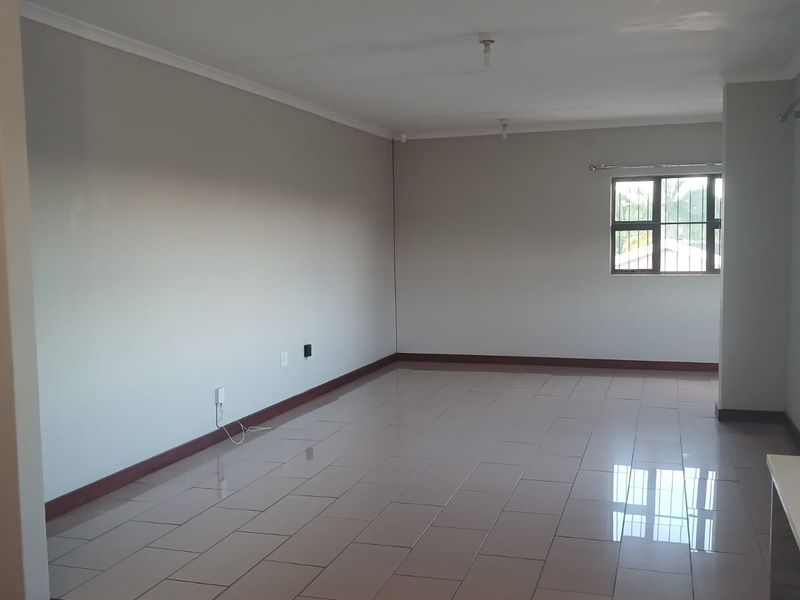 Up Market 2 Bedroom Apartment R8500 - Photo 4