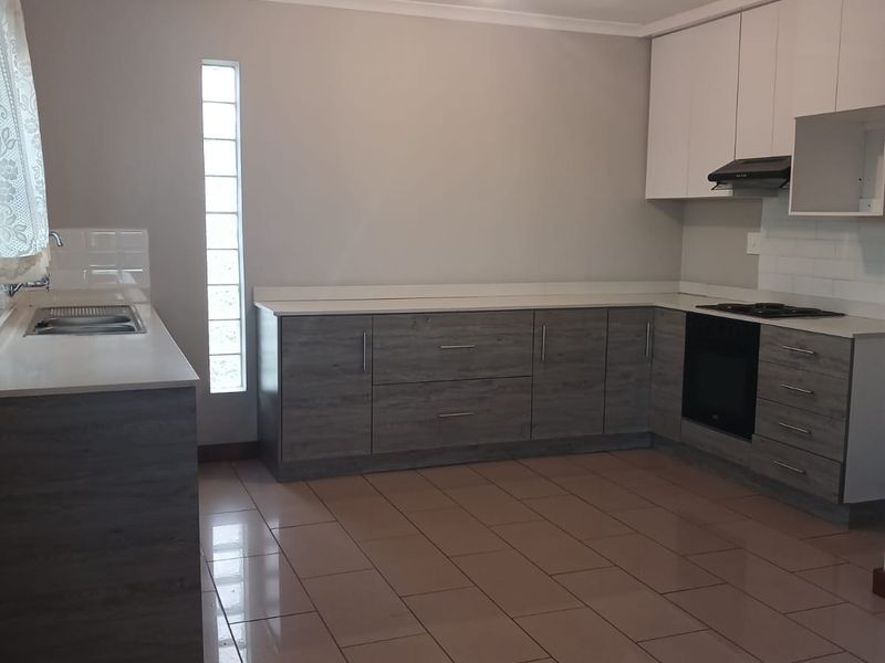 Up Market 2 Bedroom Apartment R8500 - Photo 3