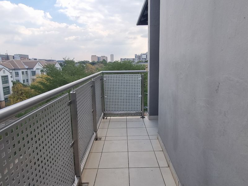 A glorious apartment with a view! - Photo 10