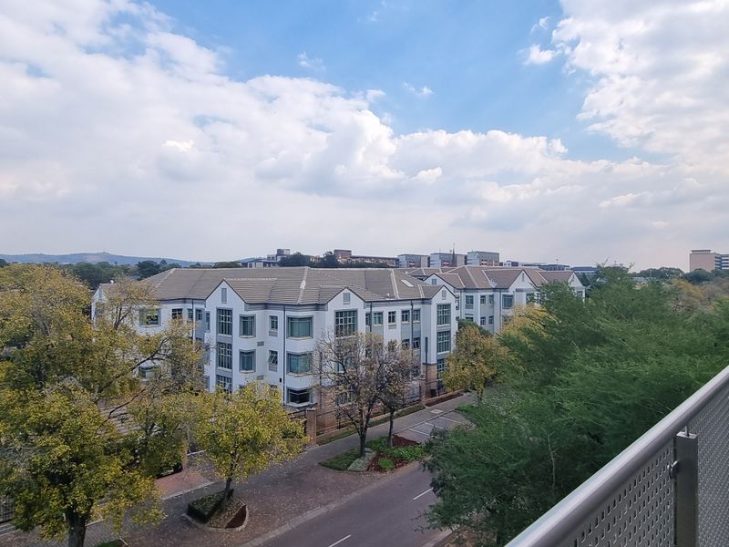 A glorious apartment with a view! - Photo 9