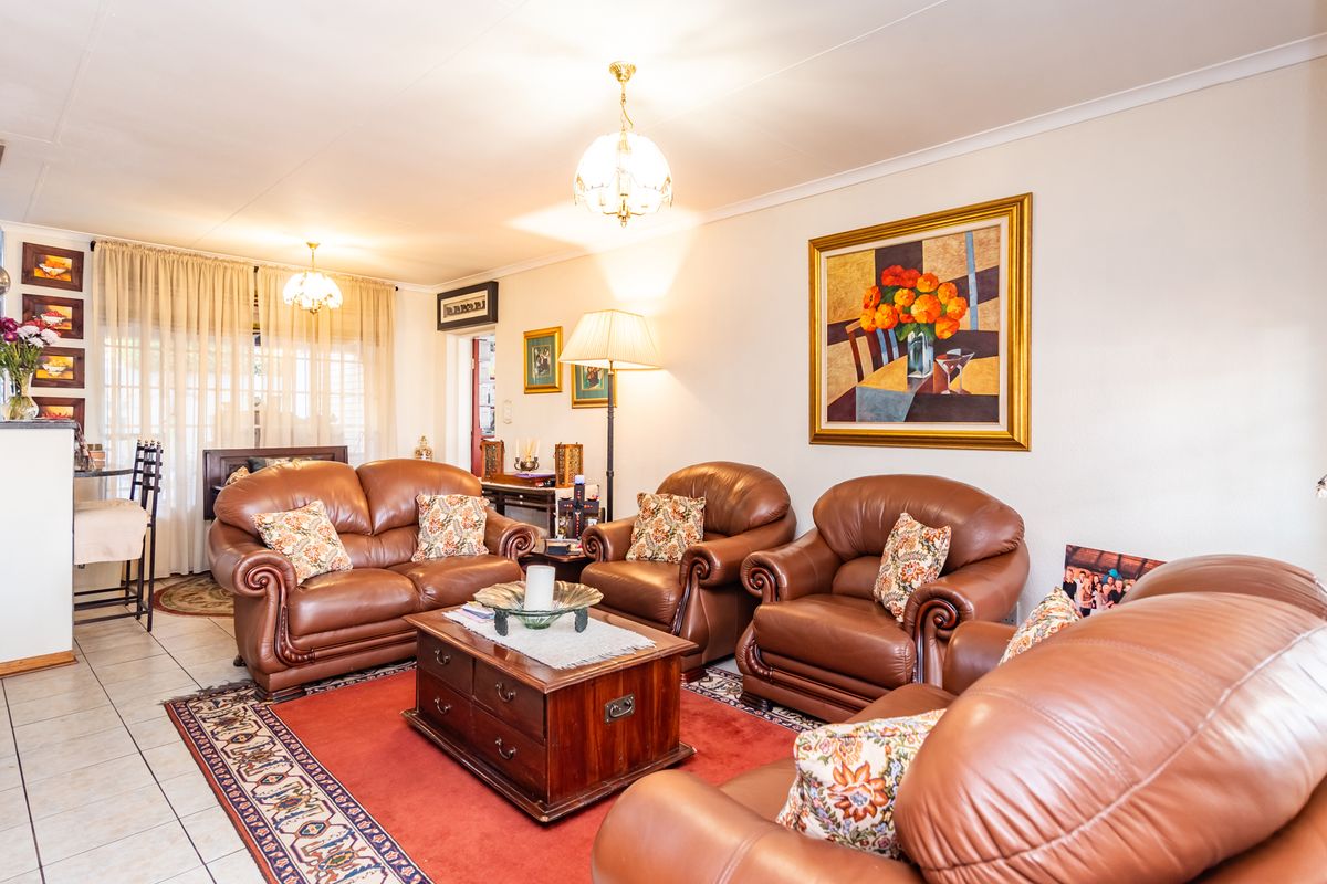 Charming 2-bedroom townhouse in Chancliff Ridge, Krugersdorp—perfect for modern living and convenien - Photo 4