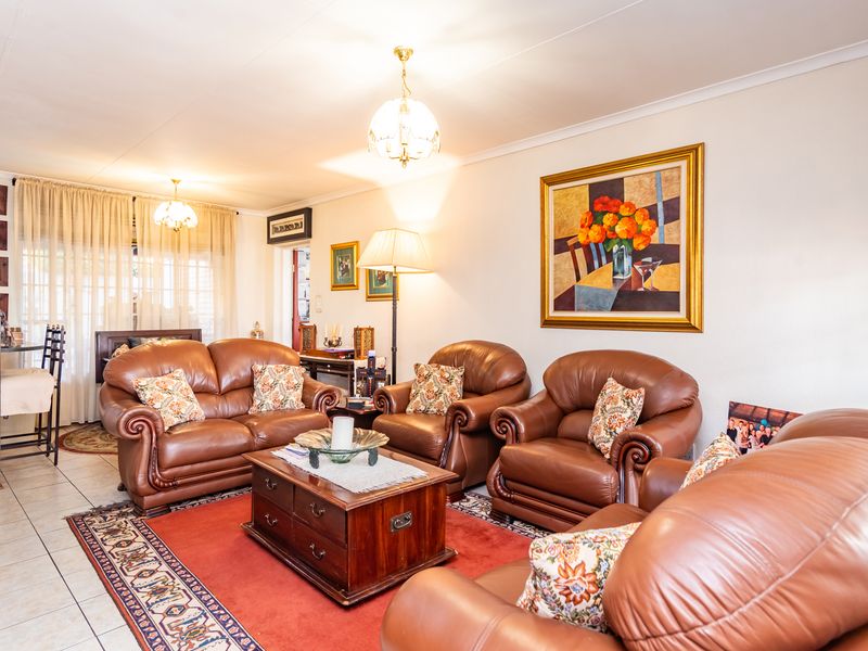 Charming 2-bedroom townhouse in Chancliff Ridge, Krugersdorp—perfect for modern living and convenien - Photo 4