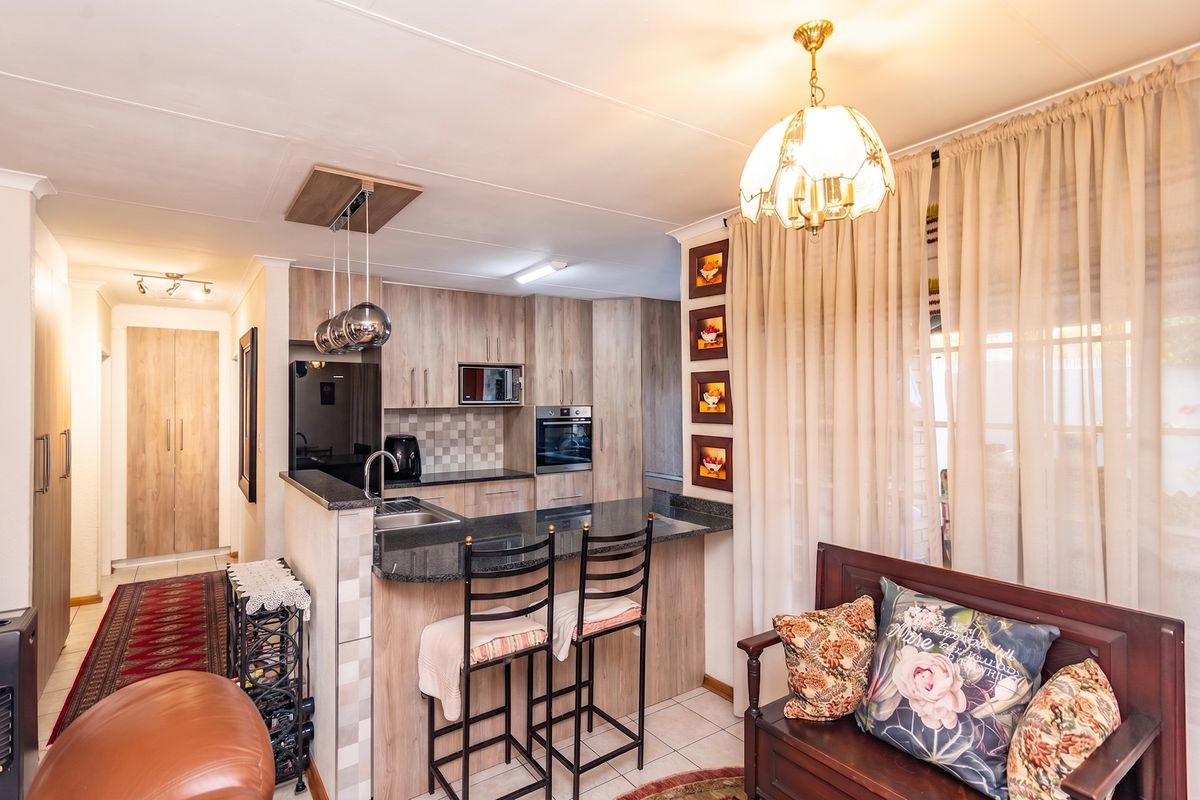 Charming 2-bedroom townhouse in Chancliff Ridge, Krugersdorp—perfect for modern living and convenien - Photo 3