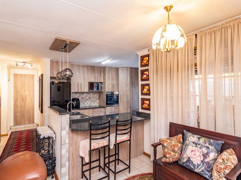 Charming 2-bedroom townhouse in Chancliff Ridge, Krugersdorp—perfect for modern living and convenien - Photo 3