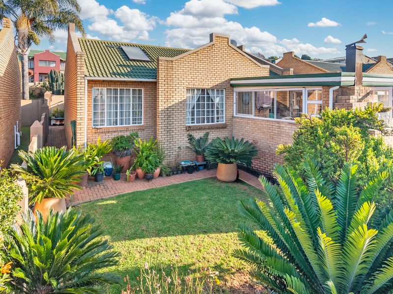 Charming 2-bedroom townhouse in Chancliff Ridge, Krugersdorp—perfect for modern living and convenien - Photo 1