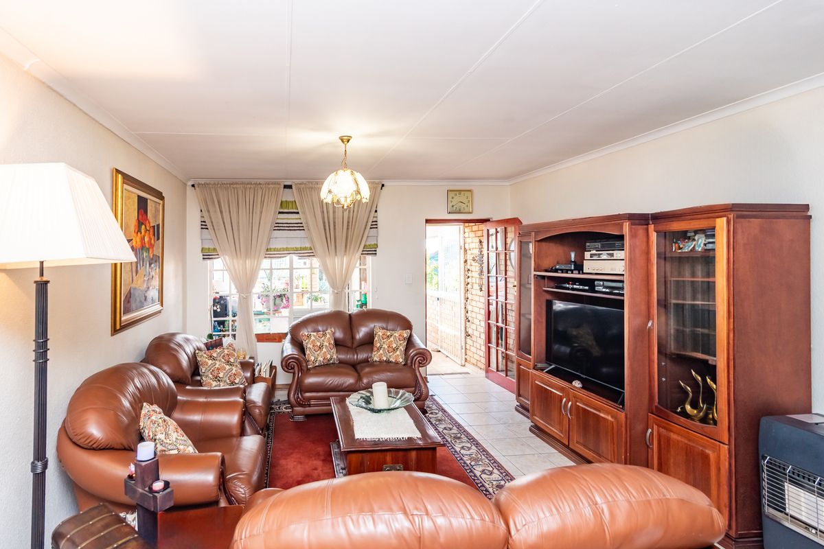 Charming 2-bedroom townhouse in Chancliff Ridge, Krugersdorp—perfect for modern living and convenien - Photo 5