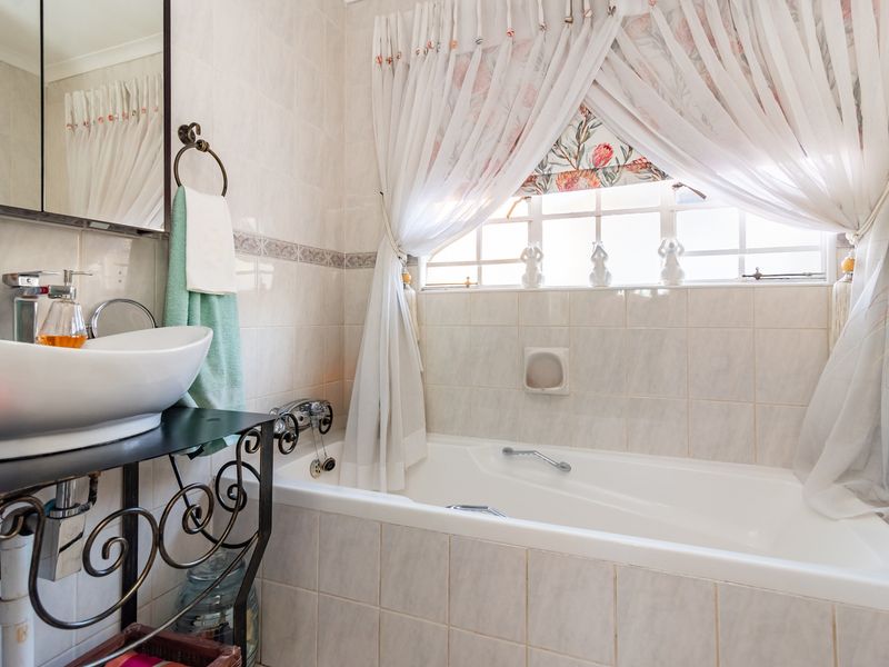 Charming 2-bedroom townhouse in Chancliff Ridge, Krugersdorp—perfect for modern living and convenien - Photo 10