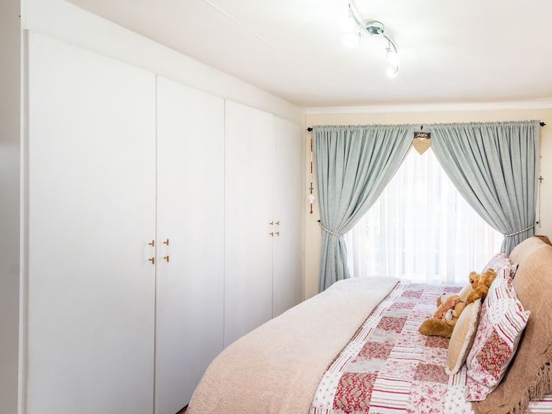 Charming 2-bedroom townhouse in Chancliff Ridge, Krugersdorp—perfect for modern living and convenien - Photo 7