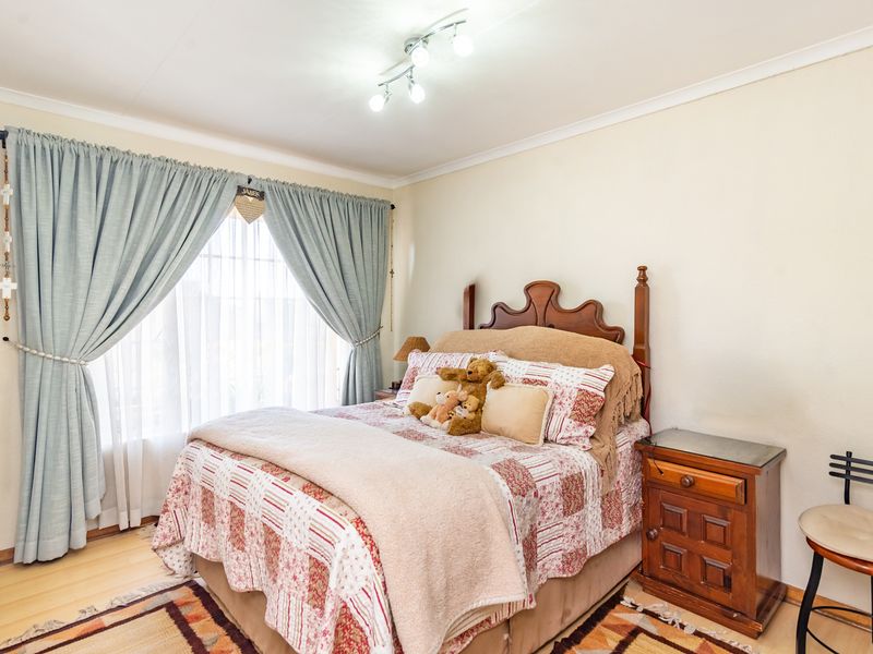 Charming 2-bedroom townhouse in Chancliff Ridge, Krugersdorp—perfect for modern living and convenien - Photo 6