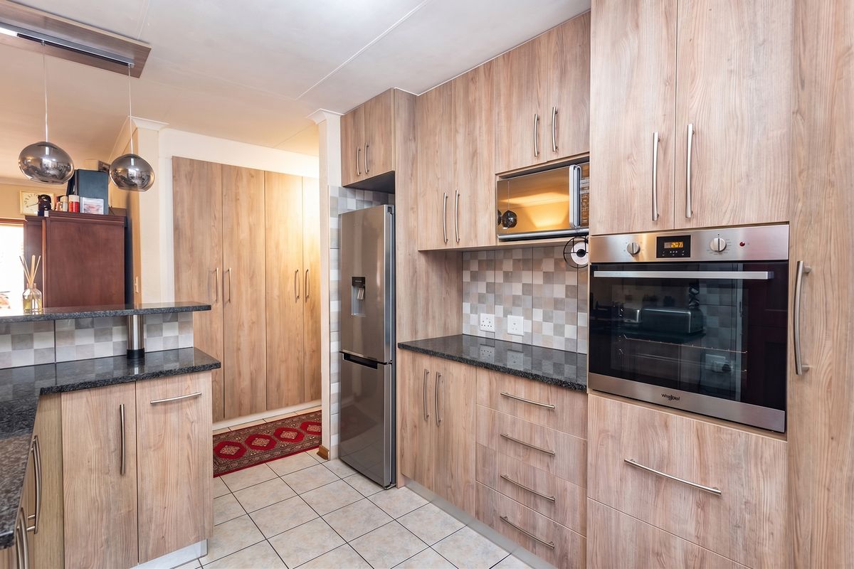 Charming 2-bedroom townhouse in Chancliff Ridge, Krugersdorp—perfect for modern living and convenien - Photo 2