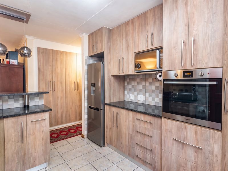 Charming 2-bedroom townhouse in Chancliff Ridge, Krugersdorp—perfect for modern living and convenien - Photo 2