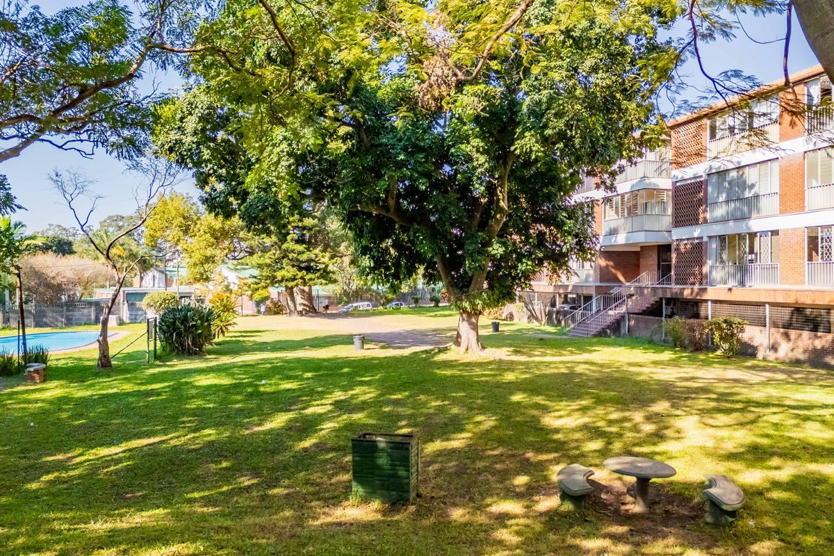 A very well looked after sectional unit in  well looked after complex in the Centre of Pinetown . - Photo 4