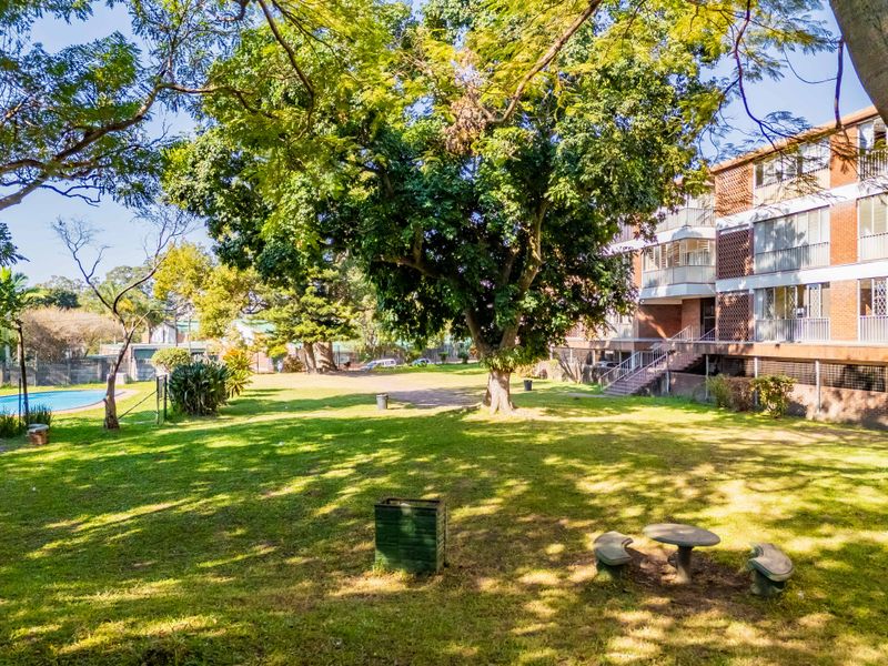 A very well looked after sectional unit in  well looked after complex in the Centre of Pinetown . - Photo 4