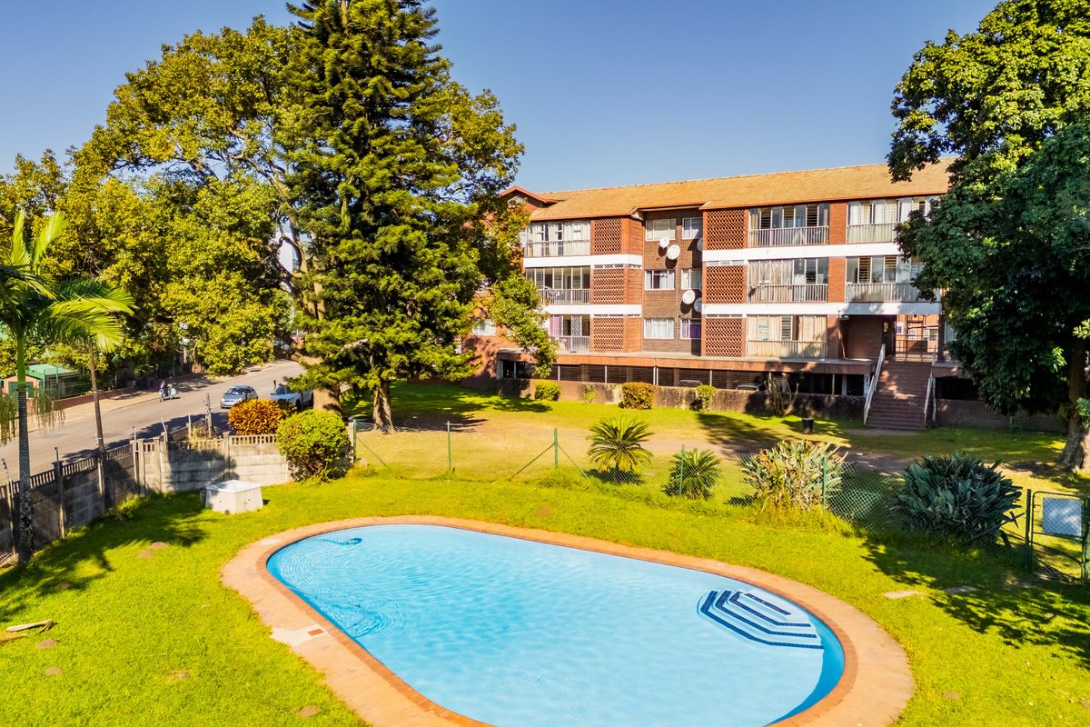 A very well looked after sectional unit in  well looked after complex in the Centre of Pinetown . - Photo 2