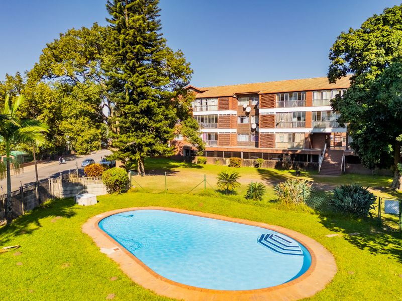 A very well looked after sectional unit in  well looked after complex in the Centre of Pinetown . - Photo 2