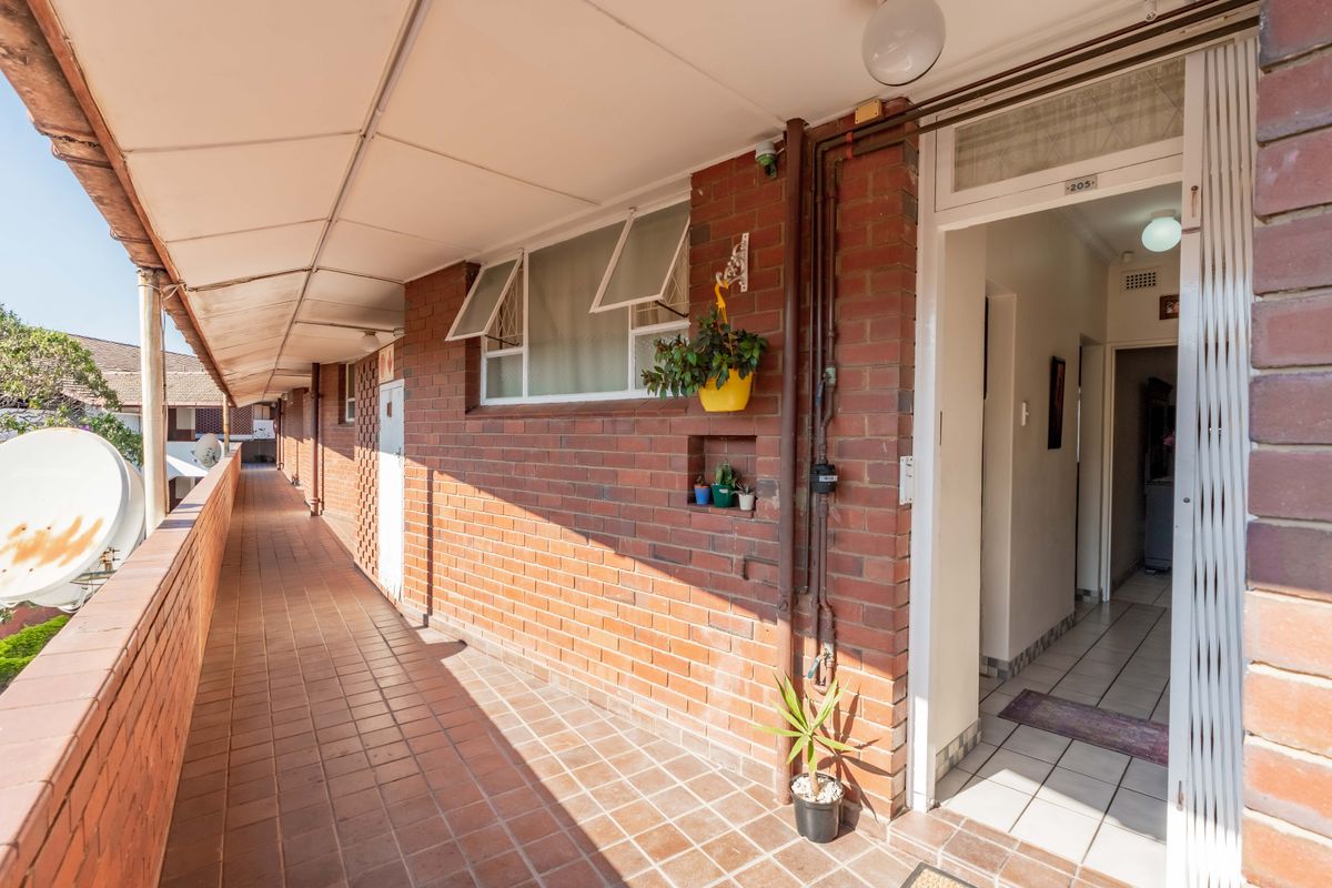 A very well looked after sectional unit in  well looked after complex in the Centre of Pinetown . - Photo 5