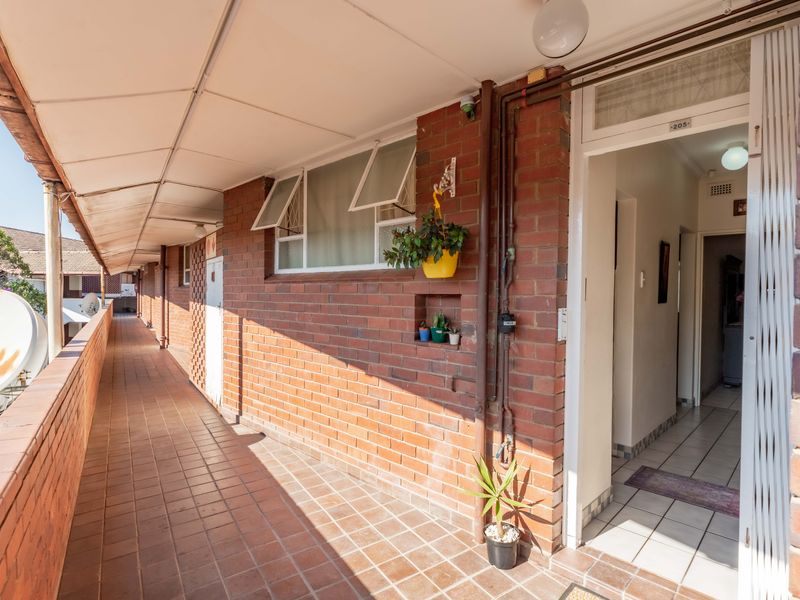 A very well looked after sectional unit in  well looked after complex in the Centre of Pinetown . - Photo 5