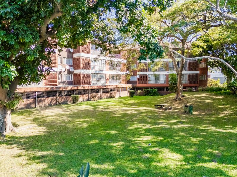 A very well looked after sectional unit in  well looked after complex in the Centre of Pinetown . - Photo 3