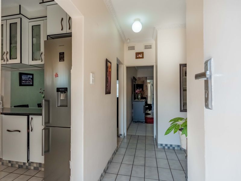A very well looked after sectional unit in  well looked after complex in the Centre of Pinetown . - Photo 10